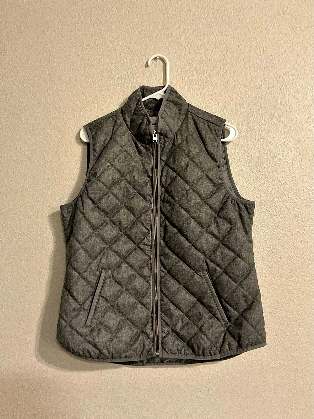 Old Navy Quilted Puffer Vest in Gray Size Large